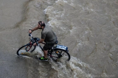(VIDEO) POPLAVLJENE ULICE SRBIJE! GRAD, PLJUSAK I OLUJA: Stravični snimci jezivog nevremena!