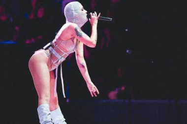 POZNATA PEVAČICA PRIZNALA: Prokrvarila sam na sceni, IZGUBILA SAM BEBU - ali KONCERT SE NASTAVIO!