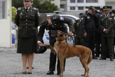 (FOTO) PSI OTIŠLI U PENZIJU: Svečani ispraćaj za bivše policajce!