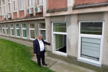 POŠALJEŠ DETE U ŠKOLU, VRATI SE BEZ BUBREGA: Roditelji dečaka koji je pao sa stolice skrhani bolom