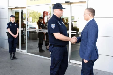 (FOTO) Stefanović graničnoj policiji uručio nova patrolna vozila