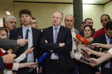 ĐILASOVI LJUDI UZ KARLEUŠU PROTIV DODIKA: Predsednik "Sloge" Željko Veselinović se uključio u Tviter rat