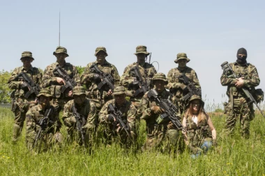 (FOTO) PRSA U PRSA SA  SPECIJALCIMA: Naša novinarka na treningu sa elitnom jedinicom vojske