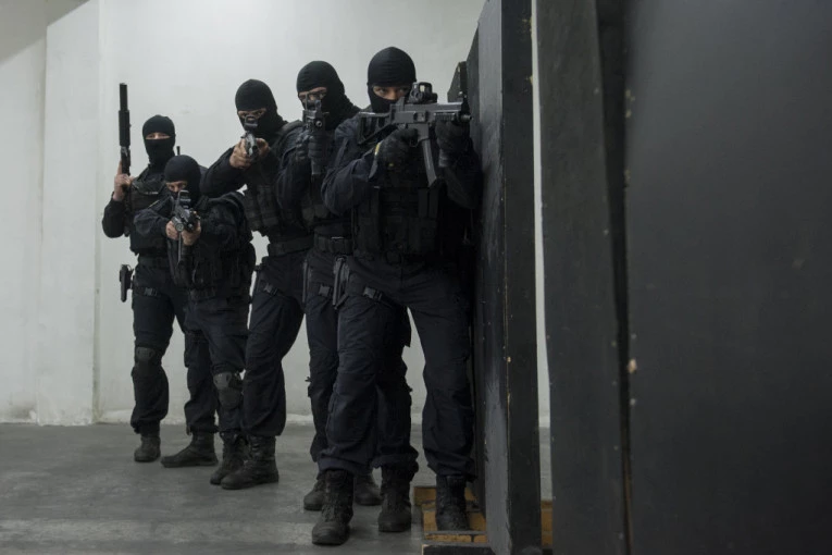 Filmska akcija policije u Novom Pazaru: Specijalci upali u kuću narko-dilera!