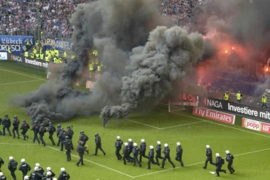 (VIDEO) HSV ISPAO IZ BUNDESLIGE: Navijači zapalili stadion!