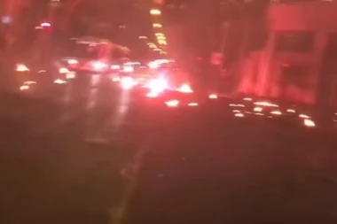 (VIDEO) ATINA JE GORELA: Huligani hteli da zapale žive policajce!