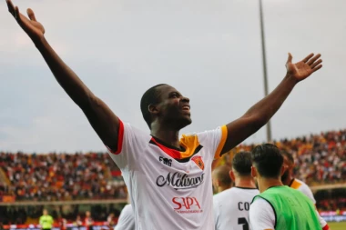 (VIDEO) OPROSTILI SE SA STILOM: Navijači ovacijama ispratili Benevento u Seriju B!