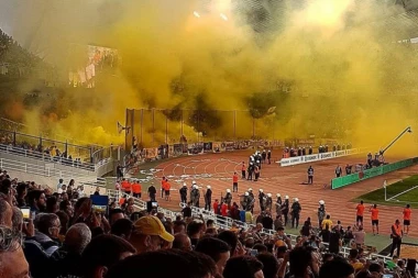 Paralisali čitavu Atinu: POTUKLI SE HULIGANI PAOK-A I AEK-A, koristili kaiševe i noževe!