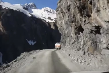 (VIDEO) STISNITE ZUBE: OVO JE NAJOPASNIJI PUT NA SVETU!