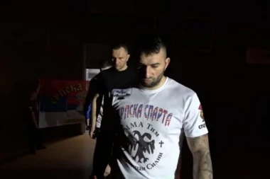 KRVAVA SAČEKUŠA ISPRED VRTIĆA U PANČEVU: MMA borcu amputirali nogu?!