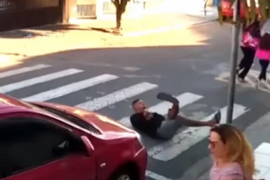 (VIDEO) IZREŠETAN LOPOV ISPRED VRTIĆA: Nasrnuo na decu ne znajući da im je MAJKA NAORUŽANA!