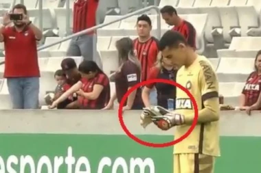 (VIDEO) DA LI JE MOGUĆE? Golman tokom meča čačkao telefon