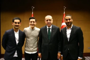 (FOTO) Uzburkali duhove u Nemačkoj: OZIL I GUNDOGAN NA SLICI SA ERDOGANOM!