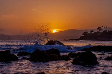 (VIDEO) OVAJ PRIZOR OSTAVLJA BEZ DAHA: Okean podeljen na dva dela!