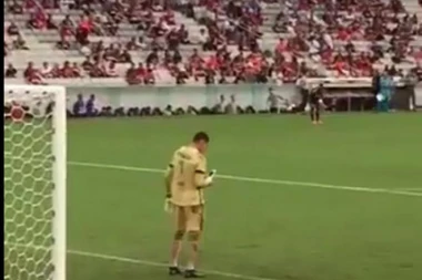 (VIDEO) Javio se ženi da će kasniti: BRAZILSKI GOLMAN SA TELEFONOM USRED UTAKMICE!