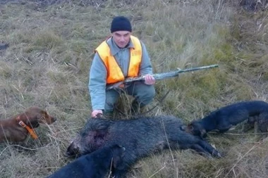 LOVEĆI SVINJE, UPUCAO ČOVEKA POTOM PRESUDIO I SEBI!