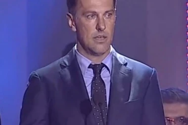 (VIDEO) SUZE SELEKTORA SRBIJE U MOSTARU: Krstajić zaplakao na dodeli nagrade
