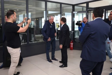 (FOTO) ŠAMPION EVROPE STIGAO U BEOGRAD, Kalinić: Želimo titulu!