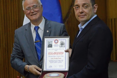 PLAKETA ZA VULINA: Vojni penzioneri najviše priznanje ministru