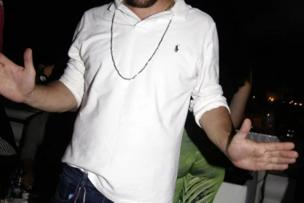 (ŠOK FOTOGRAFIJE) Anabela bi odlepila da zna šta se napolju dešava! Pripit Atijas divljao sa nepoznatom ženom do kasno u noć!