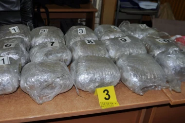 (VIDEO) MUNJEVITA AKCIJA POLICIJE: U "mercedesu" našli GOMILU droge SVIH VRSTA