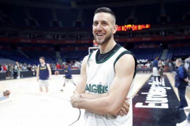 SUDAR EFESA I BARSE: Micića brine Karijeva odbrana