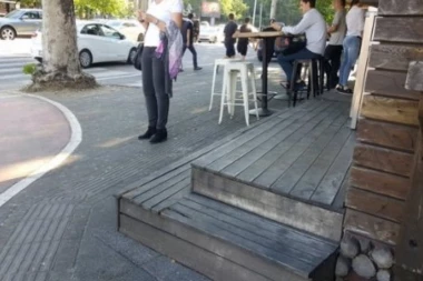 (FOTO) JE L' VAS SRAMOTA:? Na stazi za slepe postavili baštu kafića