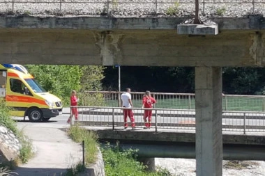 (FOTO) OTIŠAO U SMRT I UNESREĆIO JOŠ JEDNU OSOBU: Muškarac se kod Prijepolja bacio pod kamion!