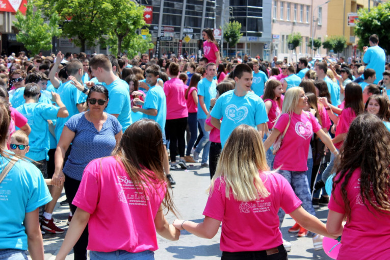 Više od 700 maturanata srednjih škola Jagodine danas je na glavnom gradskom trgu plesalo "kvadril" na muziku Johana Štrausa