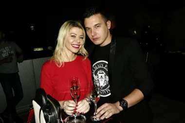 (VIDEO) Romantična prosidba ispred Hrama Svetog Save: Danijelu Karić dečko verio na poseban način!