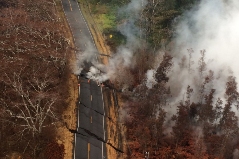 Vulkan Kilauea na Havajima počeo je da izbacuje oblake pepela u vazduh. Eksplozije sinoć su lansirale pepeo do 9.000 metara. Na Havaje se potom sručila kiša pepela i prašine, ali stručnjaci upozoravaju da je to samo početak...