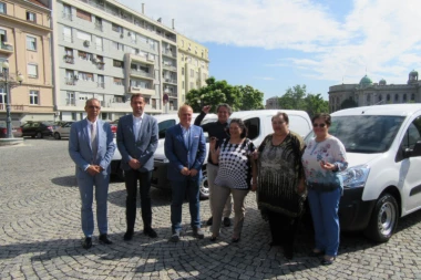 ČETIRI VRTIĆA DOBILA VOZILA OD GRADA: Vesić i Gak uručili ključeve!