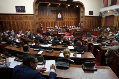 Zakazano prvo zasedanje parlamenta od proglašenja vanrednog stanja!