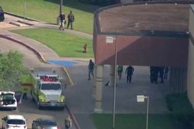 OSMORO MRTVIH U TEKSASU: Napadač upao u školu i počeo da puca!