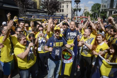 (VIDEO) TURCI OKUPIRALI BEOGRAD: Navijači Fenera pevaju Obradoviću!