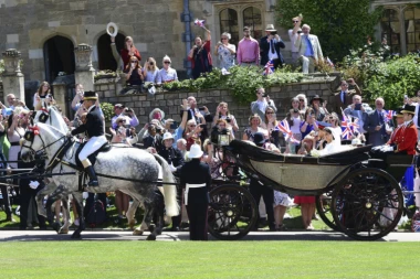 (VIDEO) O OVOM BRUJI CEO SVET! Hari pred oltarom opsovao - U*RO SAM SE!