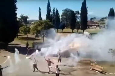 (VIDEO) HAOS U PODGORICI: Učenici bakljama zamalo zapalili školu