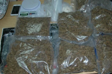 Švajcarska rampa za drogu iz Srbije: Novopazarac hteo da prošvercuje 5 kila marihuane!