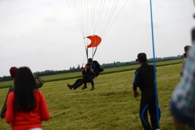 MANIFESTACIJA U LISIČIJEM JARKU: Vulin ponovo skočio padobranom