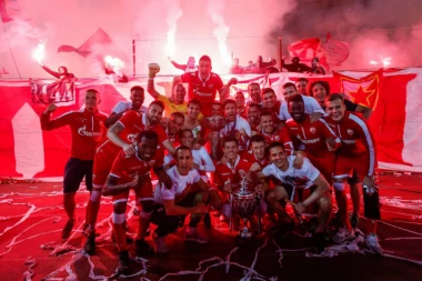 (VIDEO) PRŠTALO NA MARAKANI: Pogledajte vatromet Delija za kraj sezone!