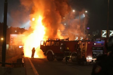 (VIDEO, FOTO) Zapalio se autobus sa fudbalerima Zvezde!