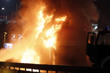 Zapalio se autobus sa fudbalerima Zvezde