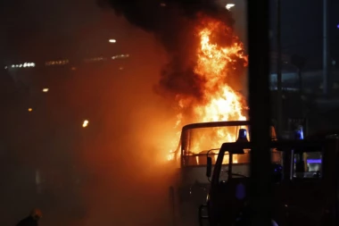 VATROGASCI UGASILI POŽAR: Uništen autobus koji je prevozio fudbalere Zvezde!