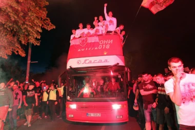 ZVEZDAŠI ZAMALO ŽIVI IZGORELI