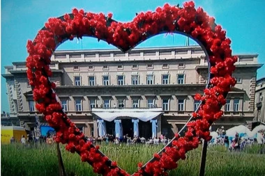 Mladenović pozdravio "kolektivno venčanje": Ispred Starog dvora uzelo se 55 parova!