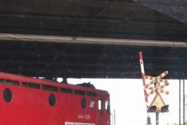 Težak incident na železnici: Pokradena, zapaljena i demolirana stanica Voganj!