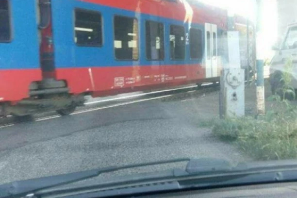 VOZ SMRSKAO AUTO KOD LOZNICE: Pukom srećom izbegnuta tragedija