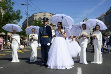 Prestonica pod velom ljubavi: KOLEKTIVNO VENČANJE U SLIKAMA