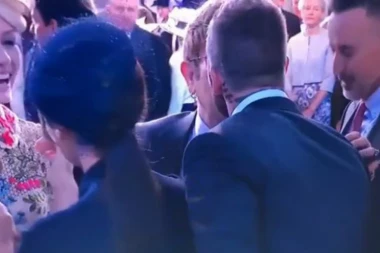 (VIDEO) Bekam POLJUBIO U USTA Eltona Džona, ovaj nakon toga uradio nešto šokantno!