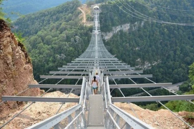 (VIDEO) ZAGARANTOVANO - ZASTAĆE VAM DAH! Pogledajte višeći most u Sočiju!